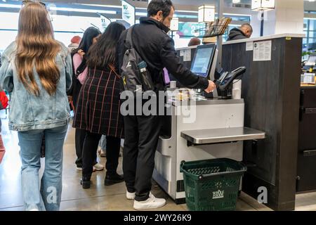 Sabato 30 marzo 2024, il cliente utilizza il check-out automatico in un supermercato Whole Foods Market di New York. (© Richard B. Levine) Foto Stock