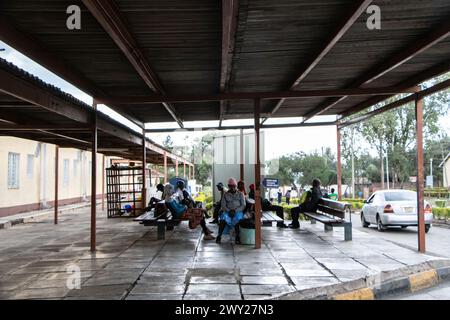 I pazienti aspettano sui banchi dell'ospedale Nakuru Level-5, dove i servizi medici sono stati notevolmente ostacolati da uno sciopero doctorís in corso a livello nazionale che sta entrando nella sua terza settimana. Tre settimane fa, i medici dell'ospedale pubblico keniota sono andati in sciopero per chiedere la piena attuazione di un accordo di contrattazione collettiva (CBA) del 2017, il pagamento di arretrati salariali, l'assunzione di medici tirocinanti, il miglioramento delle condizioni di lavoro tra le altre lamentele. Ancora una volta oggi, i medici hanno respinto un'offerta governativa volta a porre fine allo sciopero che ha lasciato molti pazienti che non possono permettersi costose cure ospedaliere private in g Foto Stock