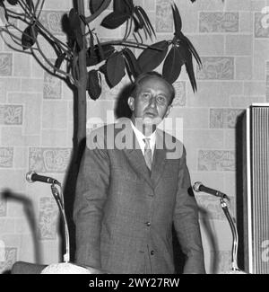 Prof. Hans Heinz Stuckenschmidt bei der Pressekonferenz des SFB. Dort berichtete er über die neue Fernseh-Reihe des SFB 'Musik im technischen Zeitalter', Die der SFB gemeinsam mit der Technischen Universität veranstaltete, Berlino 1962. Foto Stock