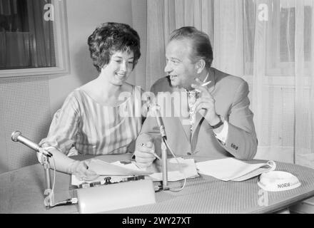 Ilse Fröhlich und Oskar Krüger im radio-Studio, Berlino 1961 Foto Stock