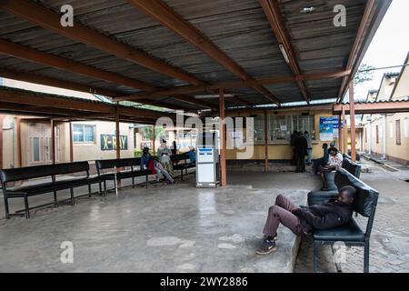 I pazienti aspettano sui banchi dell'ospedale Nakuru Level-5, dove i servizi medici sono stati notevolmente ostacolati da uno sciopero doctorís in corso a livello nazionale che sta entrando nella sua terza settimana. Tre settimane fa, i medici dell'ospedale pubblico keniota sono andati in sciopero per chiedere la piena attuazione di un accordo di contrattazione collettiva (CBA) del 2017, il pagamento di arretrati salariali, l'assunzione di medici tirocinanti, il miglioramento delle condizioni di lavoro tra le altre lamentele. Ancora una volta oggi, i medici hanno respinto un'offerta governativa volta a porre fine allo sciopero che ha lasciato molti pazienti che non possono permettersi costose cure ospedaliere private in g Foto Stock