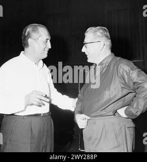 Dirigent Ljumbomir Romanski (l.) und Komponist Max Baumann (r.) im stereo-Studio des SFB, Berlino 1963. Foto Stock