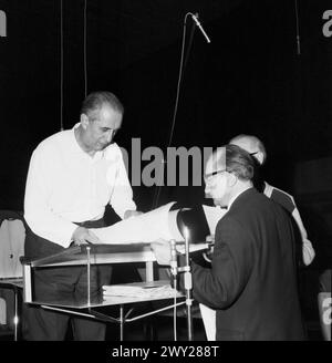 Dirigent Ljumbomir Romanski (l.) und Produktionsleiter Johann Friedrich Hasse (vorne) im stereo-Studio des SFB, Berlino 1963. Foto Stock