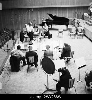 Dirigent Ljumbomir Romanski mit Solisten des radio-Symphonie-Orchesters im stereo-Studio des SFB, Berlino 1963. Zu beachten ist die Sitzordnung, welche für stereophonische Sendungen wichtig ist. Foto Stock