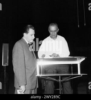 Tonmeister ha Feldgen (l.) und Dirigent Ljumbomir Romanski (r.) im stereo-Studio des SFB, Berlino 1963. Foto Stock