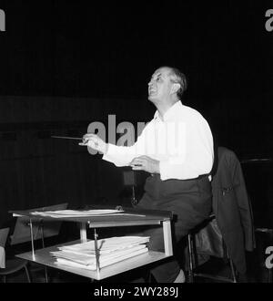 Dirigent Ljumbomir Romanski im stereo-Studio des SFB, Berlino 1963. Foto Stock