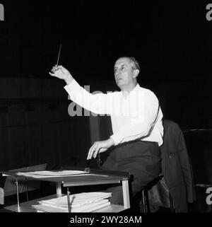 Dirigent Ljumbomir Romanski im stereo-Studio des SFB, Berlino 1963. Foto Stock