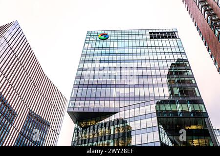 MIT Museum (a sinistra), Google Office Building (a destra), vista esterna ad angolo basso, Cambridge, Massachusetts, Stati Uniti Foto Stock