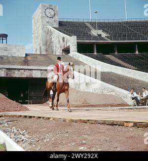 Hermann Schridde auf Dozent beim Einreiten bei der Olympia-Ausscheidung im Springreiten im Olympiastadion, Deutschland Berlin 1964. Foto Stock