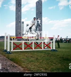 Hans-Günther Winkler auf Cornelia auf dem Abreitplatz bei der Olympia-Ausscheidung im Springreiten im Olympiastadion, Deutschland Berlin 1964. Foto Stock