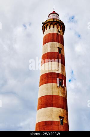 Faro colorato a Praia da Costa Nova, Aviero, Portogallo, Europa Foto Stock