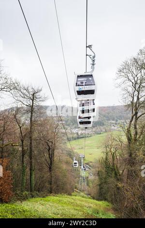 Cabine che ondeggiano mentre scendono giù per le alture di Abraham sopra Matlock Bath, Derbyshire, viste nell'aprile 2024. Foto Stock