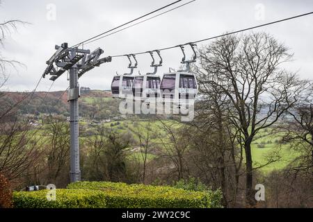 Le cabine della funivia delle alture di Abraham si sono viste muoversi attraverso gli alberi di Matlock Bath, Deryshire, nella foto dell'aprile 2024. Foto Stock