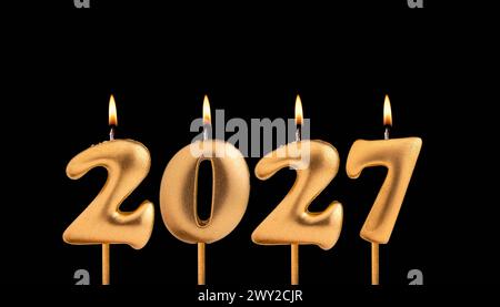 Felice anno nuovo 2027 - candele sotto forma di numeri brucianti su sfondo nero Foto Stock