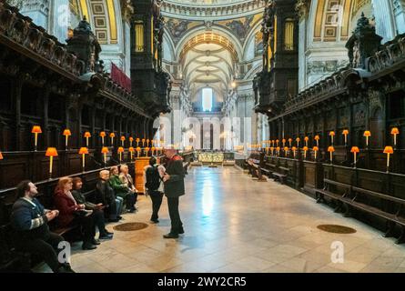 Tour di gruppo e guida all'interno della cattedrale di St Paul, Londra, Inghilterra, Regno Unito Foto Stock