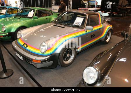 Porsche 911 Turbo targa BB Rainbow auf Basis 911 targa SC, Baureihe 930, Baujahr 1976, Sonderschau 50 Jahre Porsche Turbo, 34. Techno classica Essen 03. - 07.04.2024. Messe Essen, Siha, Oldtimer / klassische Autos / Autoausstellung, Oldtimermesse, Essen D. *** Porsche 911 Turbo targa BB Rainbow basato su 911 targa SC, serie modello 930, anno di costruzione 1976, fiera speciale 50 anni Porsche Turbo, 34 Techno classica Essen 03 07 04 2024 Messe Essen, Siha, mostra di auto d'epoca Oldtimer, Oldtimermesse, Essen D Foto Stock