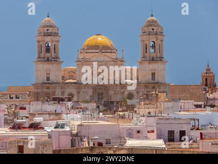 Vista delle cupole e delle torri della Cattedrale di Santa Croce tra gli edifici della città vecchia. Cadice. Spagna. Andalusia. Foto Stock