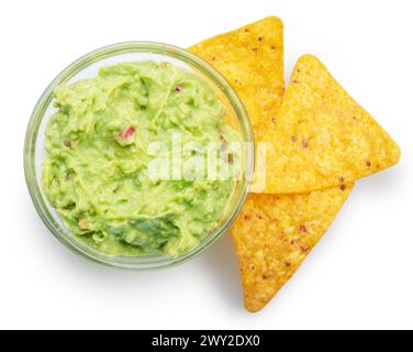 Ciotola di guacamole e patatine di mais vicino su sfondo bianco. Vista dall'alto. Il file contiene il percorso di ritaglio. Foto Stock