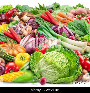 Abbondanza di verdure fresche biologiche ed erbe isolate su sfondo bianco. Background alimentare. Foto Stock