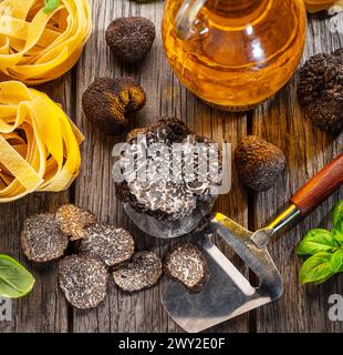 Tartufi estivi e fette di tartufo isolate su sfondo bianco. Primo piano. Foto Stock