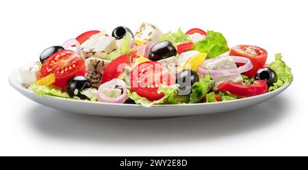 Insalata greca su piatto bianco isolata su fondo bianco. Il file contiene il percorso di ritaglio. Foto Stock