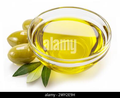 Ciotola in vetro di olio d'oliva e frutti di oliva isolata su sfondo bianco. Foto Stock