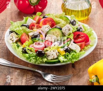 Insalata greca su tavola di legno servita e pronta da mangiare. Foto Stock