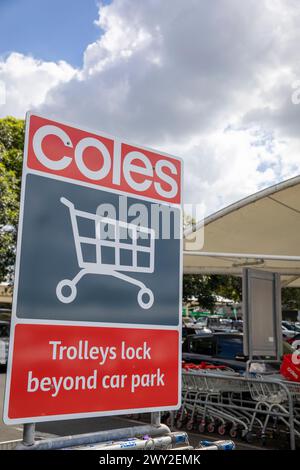 Supermercato Coles in Australia, Coles ha implementato la tecnologia per bloccare le ruote dei carrelli dei supermercati se lasciano il parcheggio per ridurre i furti Foto Stock