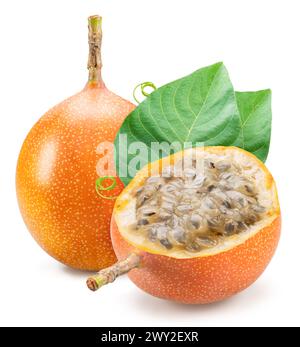 Granadilla e metà di granadilla con polpa e semi neri isolati su fondo bianco. Foto Stock