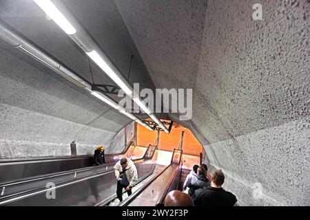 Rolltreppen als Hilfsmittel Blick von oben auf eine Rolltreppe nel tunnel einem zur U-Bahn. *** Scale mobili come un aiuto Vista dall'alto di una scala mobile in un tunnel per la metropolitana Foto Stock