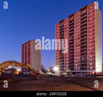 Le torri degli appartamenti Fairhill sorgono accanto ai bassi edifici parzialmente demoliti del complesso residenziale di Philadelphia. Foto Stock