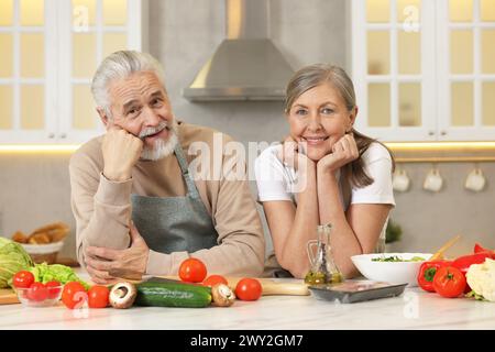 Coppia anziana felice al tavolo in cucina Foto Stock