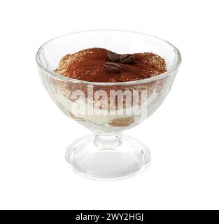 Delizioso tiramisù con chicchi di caffè in vetro isolato su bianco Foto Stock