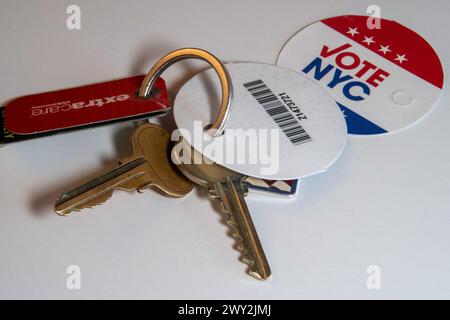 Primo piano di un portachiavi con un tag pass rapido Vote NYC con codice a barre per facilitare la votazione, 2024, New York City, Stati Uniti Foto Stock