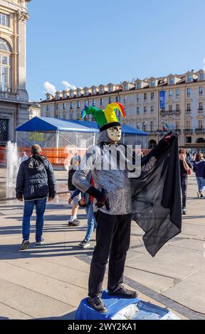 Torino, Piemonte, Italia - 1 aprile 2024: Artista di strada in piazza Castello, con persone e turisti. Foto Stock