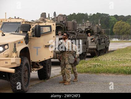 Soldati, assegnati al 5th Squadron, 7th Cavalry Regiment, 1st Armored Brigade Combat Team (5-7 CAV), 3rd Infantry Division (3ID), caricano veicoli corazzati su aerei C-17 e C-5 presso l'Hunter Army Airfield, Savannah, Georgia, 2 aprile 2024. Swamp Avenger, un esercizio di preparazione, prepara ed equipaggia soldati 3ID per rispondere a qualsiasi possibile minaccia in tutto il mondo. (Foto dell'esercito degli Stati Uniti di PFC. Tiana Brown) Foto Stock