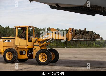 Soldati, assegnati al 5th Squadron, 7th Cavalry Regiment, 1st Armored Brigade Combat Team (5-7 CAV), 3rd Infantry Division (3ID), caricano equipaggiamento da combattimento con Airmen su aerei C-17 e C-5 presso Hunter Army Airfield, Savannah, Georgia, 2 aprile 2024. Swamp Avenger, un'esercitazione di prontezza, preparava i soldati a caricare sia l'equipaggiamento che i veicoli corazzati sugli aerei, con breve preavviso, per rispondere a qualsiasi possibile minaccia in tutto il mondo. (Foto dell'esercito degli Stati Uniti di PFC. Tiana Brown) Foto Stock