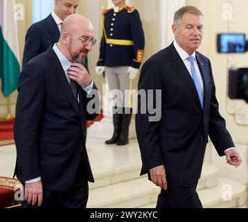 Bucarest, Romania. 3 aprile 2024: Charles Michel (L), il presidente del Consiglio europeo, e il presidente rumeno Klaus Iohannis (R), partecipano alla riunione di lavoro dei leader del Consiglio europeo relativa alla preparazione della futura agenda strategica dell'Unione europea ospitata dal presidente della Romania, presso il Palazzo Cotroceni. Crediti: Lucian Alecu/Alamy Live News Foto Stock