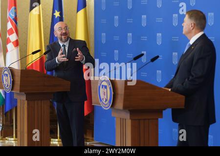 Bucarest, Romania. 3 aprile 2024: Charles Michel (L), presidente del Consiglio europeo, interviene durante le dichiarazioni congiunte con il presidente rumeno Klaus Iohannis (R), in vista della riunione di lavoro dei leader del Consiglio europeo sulla preparazione della futura agenda strategica dell'Unione europea, ospitata dal Presidente della Romania, presso il Palazzo Cotroceni. Crediti: Lucian Alecu/Alamy Live News Foto Stock