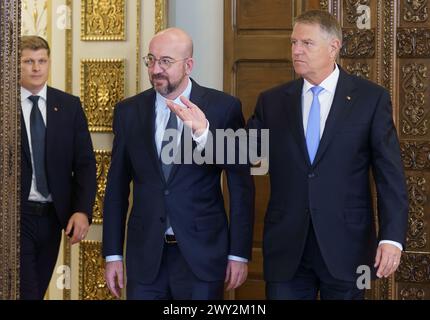 Bucarest, Romania. 3 aprile 2024: Charles Michel (L), il presidente del Consiglio europeo, e il presidente rumeno Klaus Iohannis (R), partecipano alla riunione di lavoro dei leader del Consiglio europeo relativa alla preparazione della futura agenda strategica dell'Unione europea ospitata dal presidente della Romania, presso il Palazzo Cotroceni. Crediti: Lucian Alecu/Alamy Live News Foto Stock