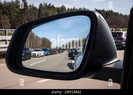 Rettungsgasse: Reservierte Fahrspur für die Helfer. - Der Blick in den Rückspiegel eines Pkw zeigt, dass die Autofahrer nach einem Verkehrsunfall auf Foto Stock