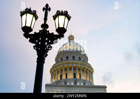 Elegante e splendido edificio del campidoglio recentemente restaurato a l'Avana, Cuba Foto Stock