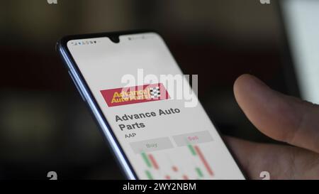 Far avanzare le parti automatiche sulla schermata di una sostituzione. Scorte anticipate per i ricambi auto, $AAP Foto Stock