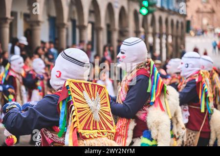 I ballerini in costumi tipici celebrano in onore della Virgen del Carmen, nella piazza di Cusco, 22 luglio 2023, Perù Foto Stock