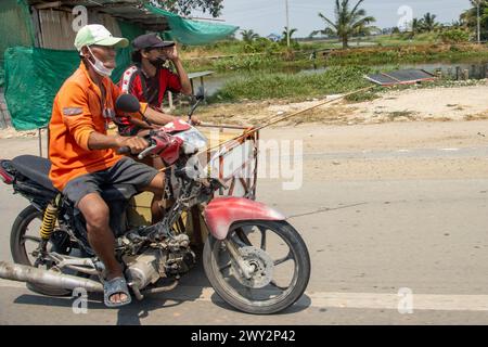 SAMUT PRAKAN, TAILANDIA, FEB 26 2024, Un uomo guida una moto con un sidecar Foto Stock