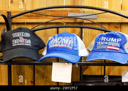 I cappelli del presidente Donald Trump per le elezioni presidenziali del 2024 in vendita a Montgomery, Alabama, USA. Foto Stock