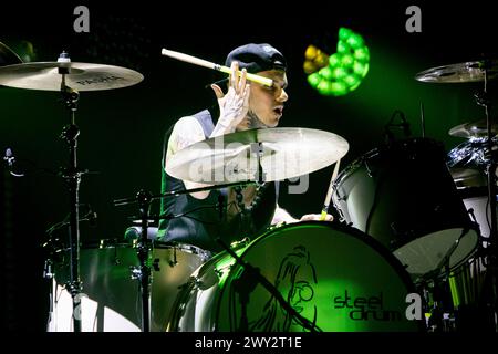 Milano, Italia. 3 aprile 2024. Alex Fiordispino dei Kolors si esibisce dal vivo in concerto al Forum di Milano, il 3 aprile 2024 Credit: SOPA Images Limited/Alamy Live News Foto Stock