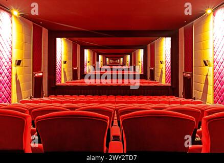 Una sala cinematografica vuota con proiezione infinita e sala cinematografica vuota Foto Stock