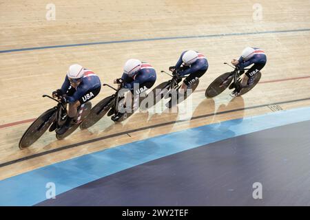 Los Angeles, California, Stati Uniti. 3 aprile 2024. USA Women's Team Pursuit si qualifica per la corsa della medaglia d'oro femminile. Crediti: Casey B. Gibson/Alamy Live News Foto Stock