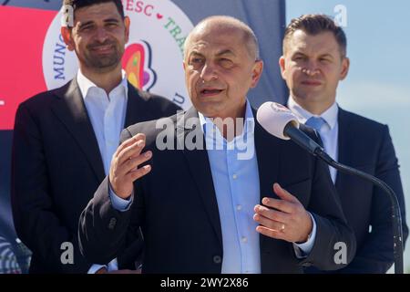 Bucarest, Romania. 3 aprile 2024: Catalin Cirstoiu, candidato congiunto a sindaco di Bucarest del Partito socialdemocratico (PSD) e del Partito Nazionale Liberale (PNL), durante la conferenza stampa parla del progetto avviato dall'ufficio del sindaco del settore 4 per estendere la linea 4 della metropolitana dalla stazione di Bucarest Nord alla stazione di Progresul nel sud della capitale. Crediti: Lucian Alecu/Alamy Live News Foto Stock